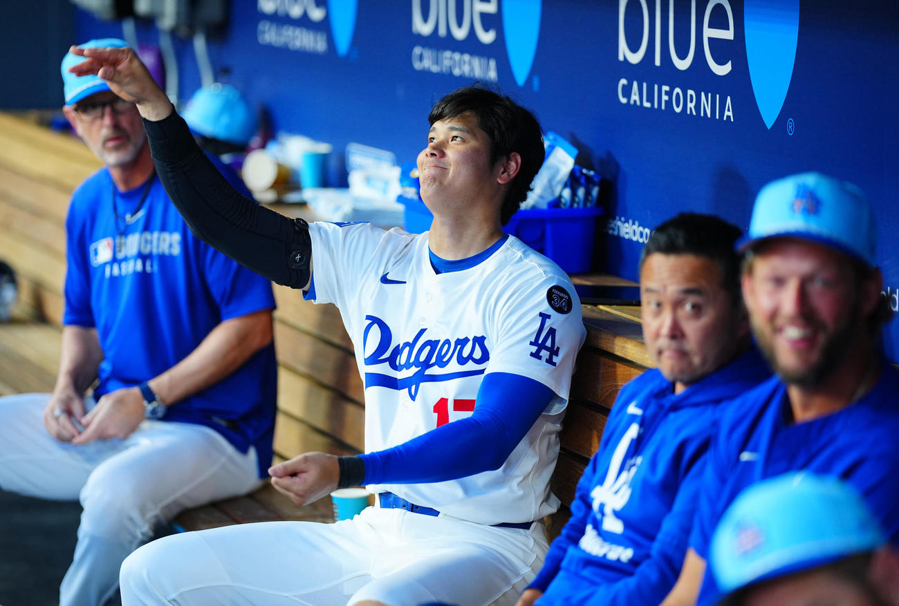 ドジャース対アストロズ　ベンチでヒマワリの種をイタズラで投げるドジャース大谷（撮影・垰建太）