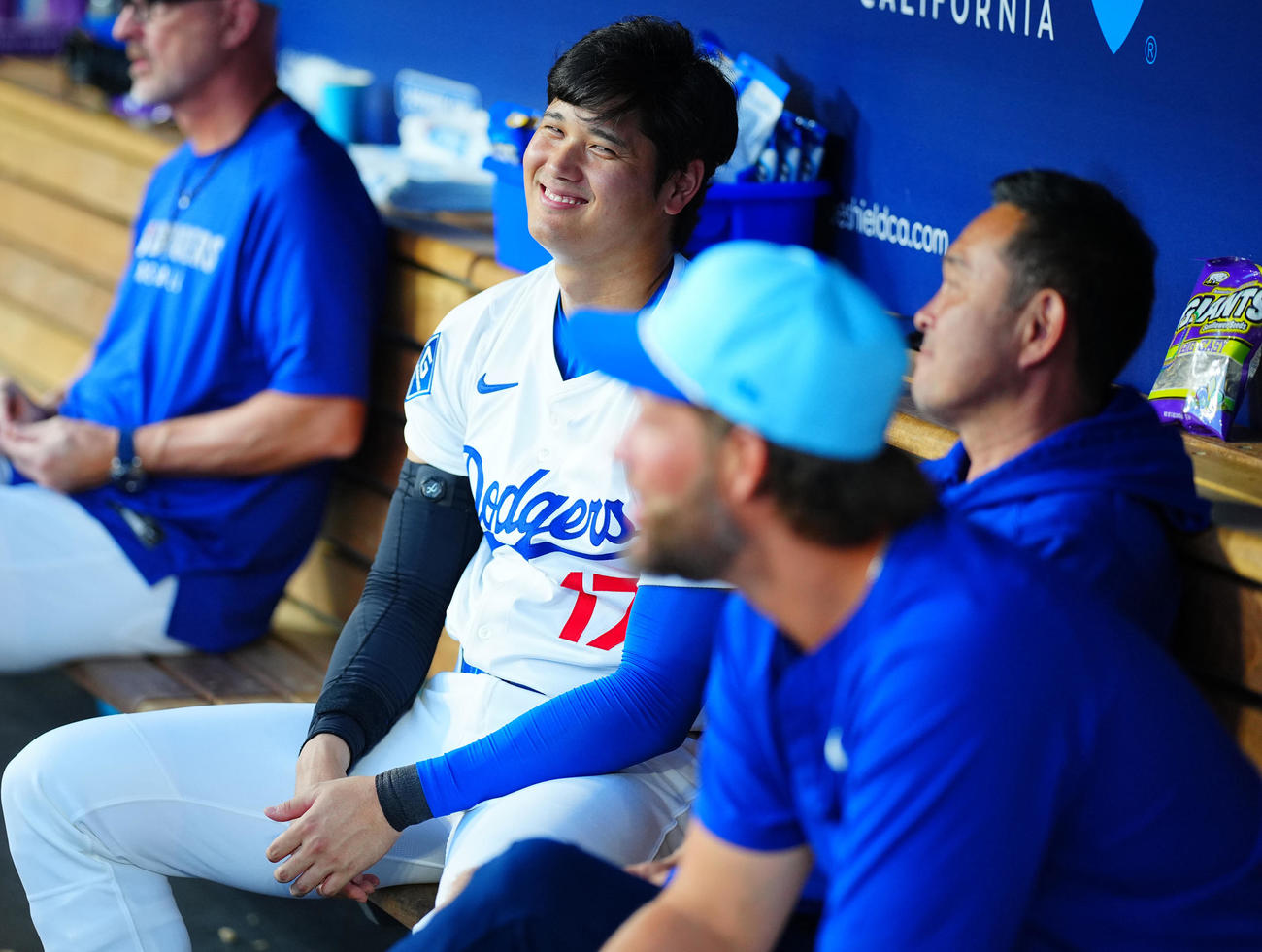 ドジャース対アストロズ　ベンチでイタズラを仕掛け笑みを浮かべるドジャース大谷（撮影・垰建太）