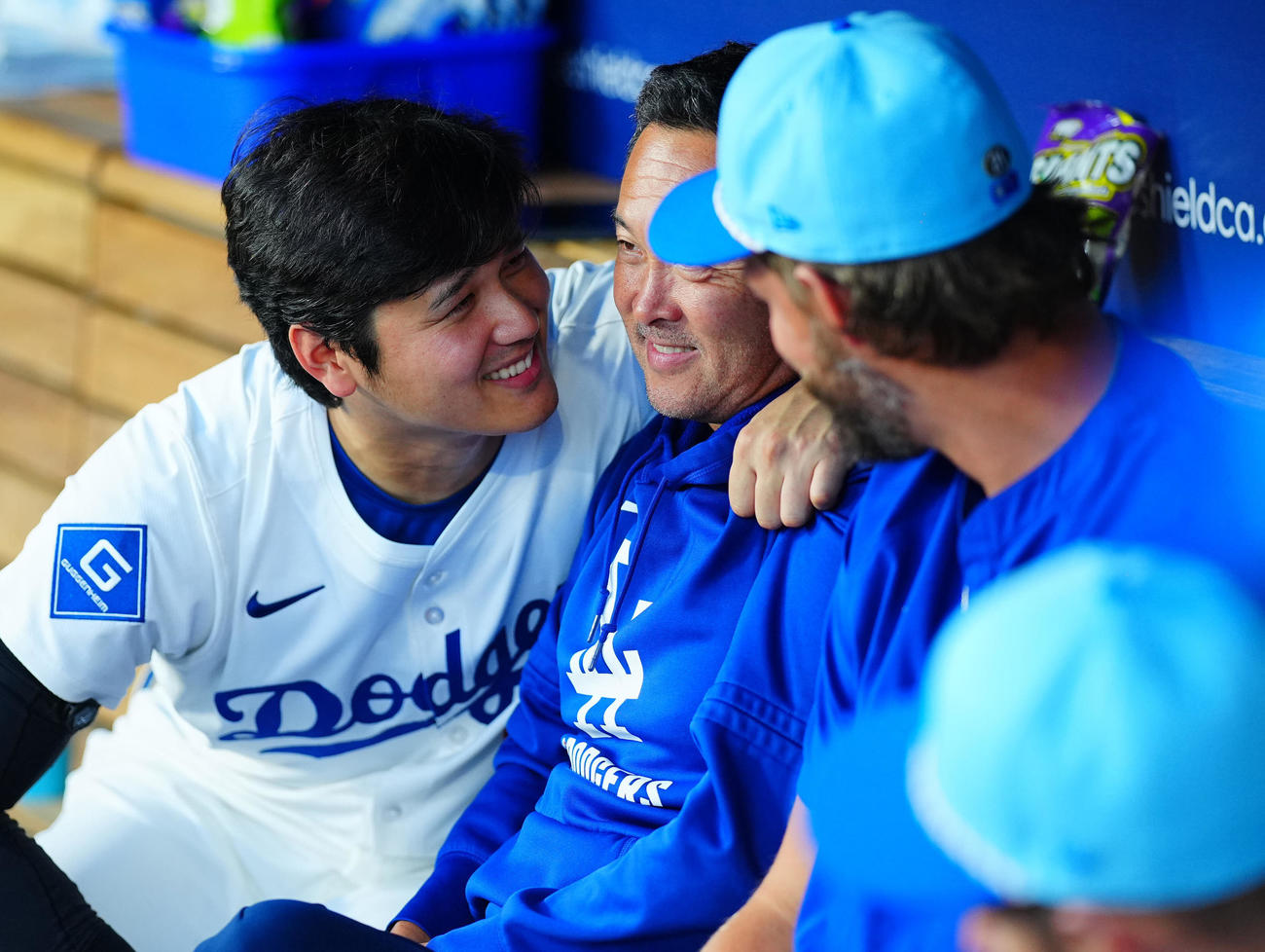 ドジャース対アストロズ　ドジャース大谷（左）はベンチでカーショー（右）とスタッフに笑顔で声をかける（撮影・垰建太）