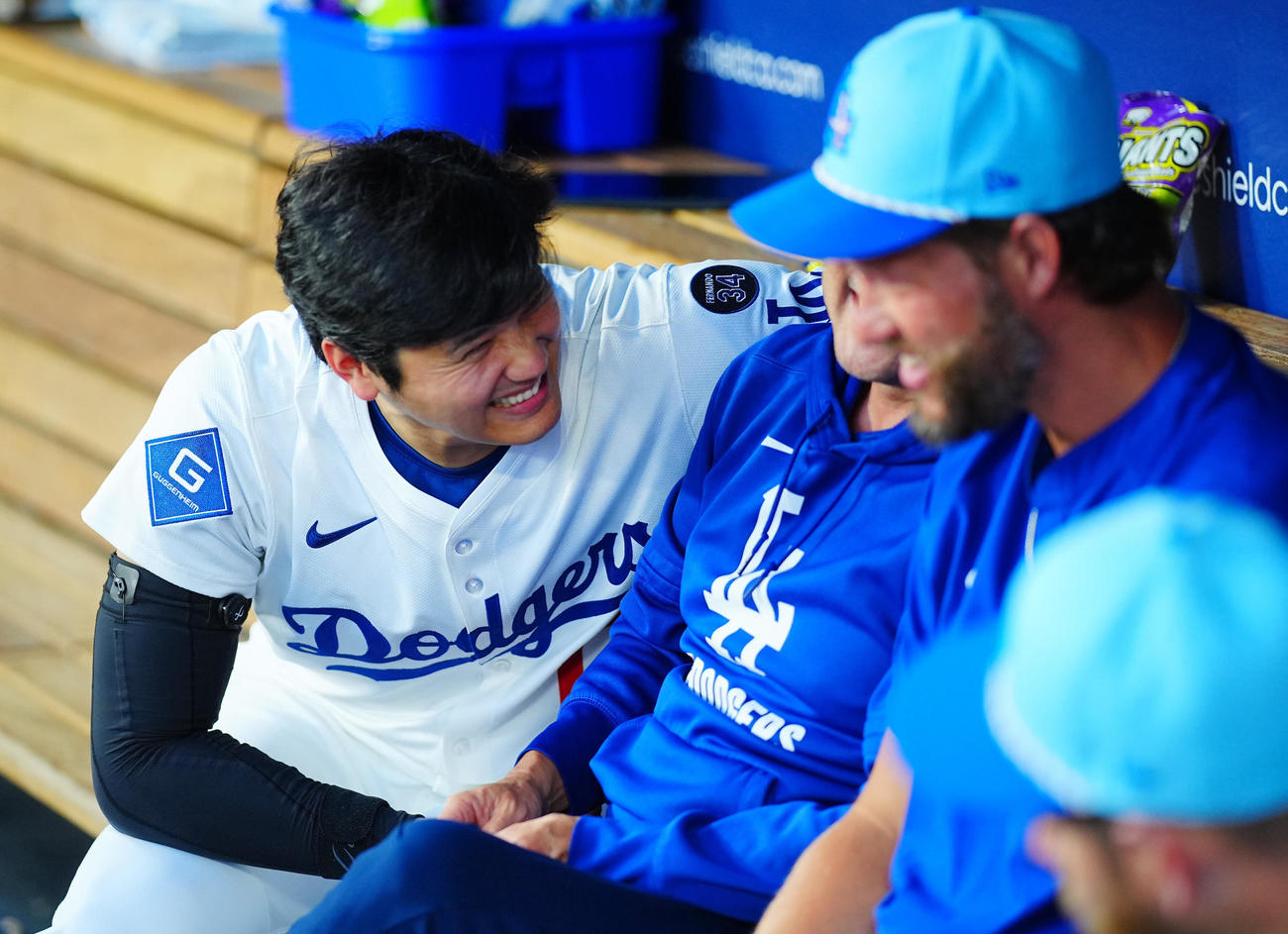 ドジャース対アストロズ　ドジャース大谷（左）はベンチでカーショー（右）とスタッフに笑顔で声をかける（撮影・垰建太）