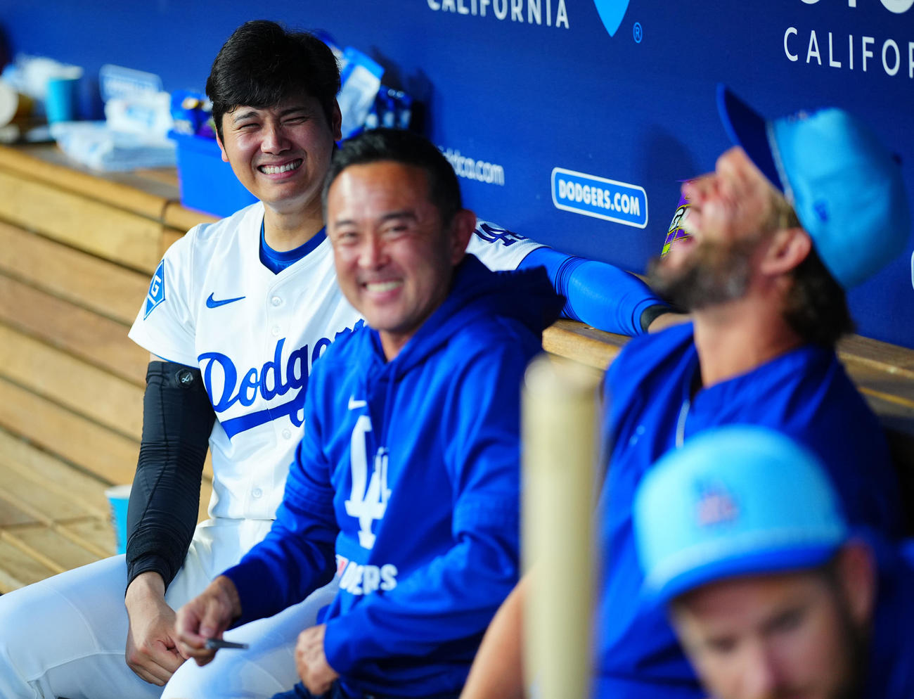 ドジャース対アストロズ　ベンチでドジャース大谷（左）はカーショー（右）の笑いを誘う（撮影・垰建太）