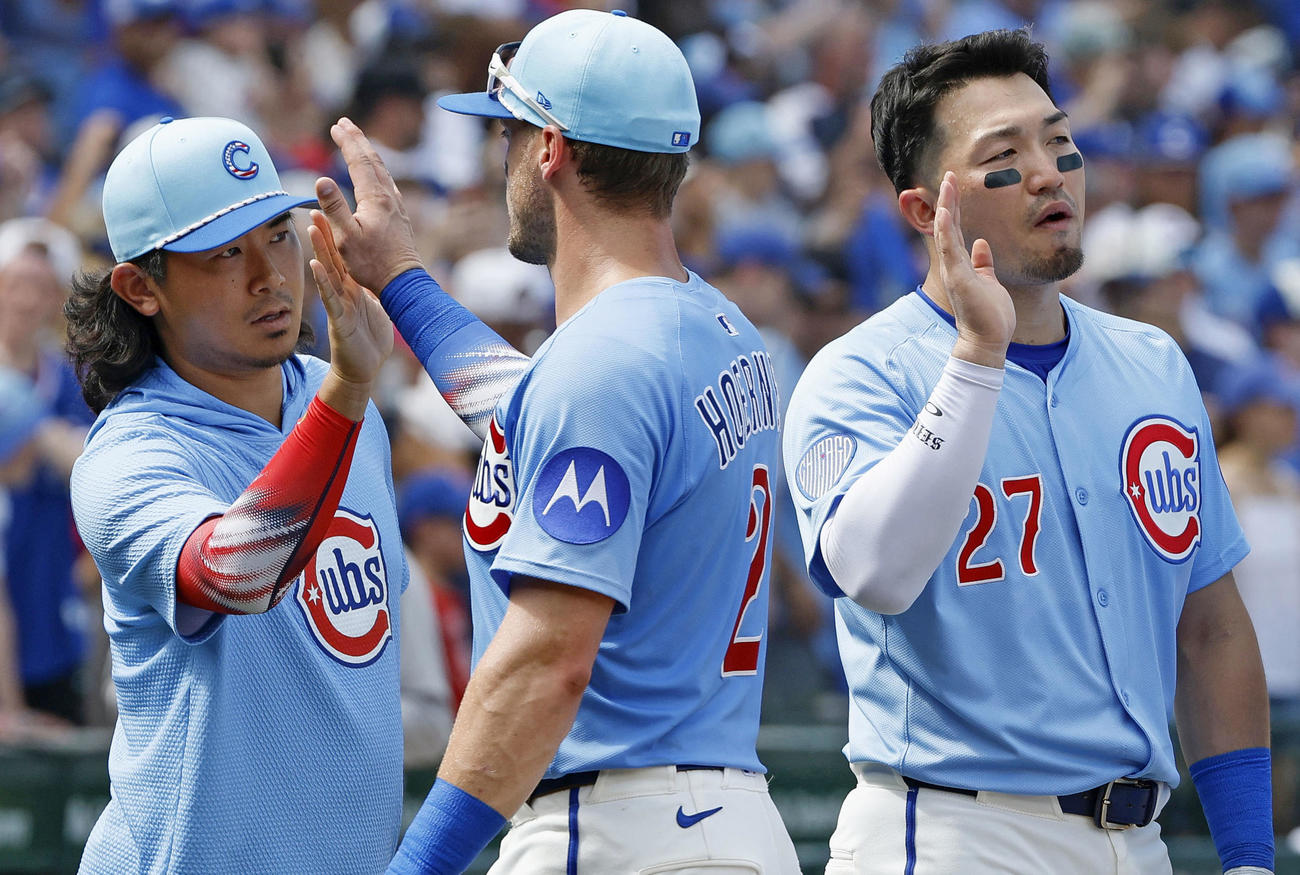 カージナルスに快勝し、チームメートを迎えるカブス・今永（左）と鈴木（右）（共同）
