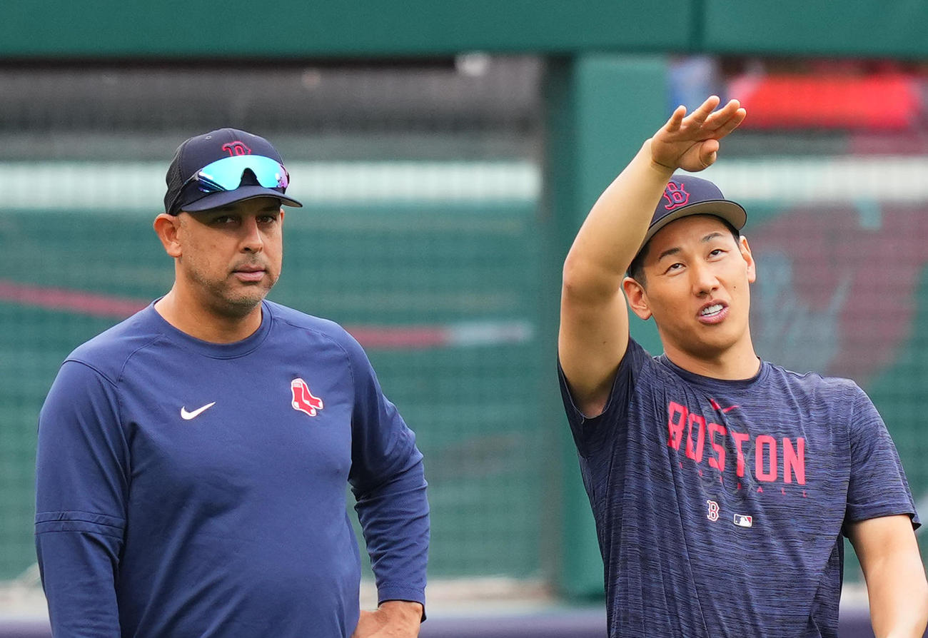 レッドソックスのコーラ監督と吉田正尚（2023年5月撮影）