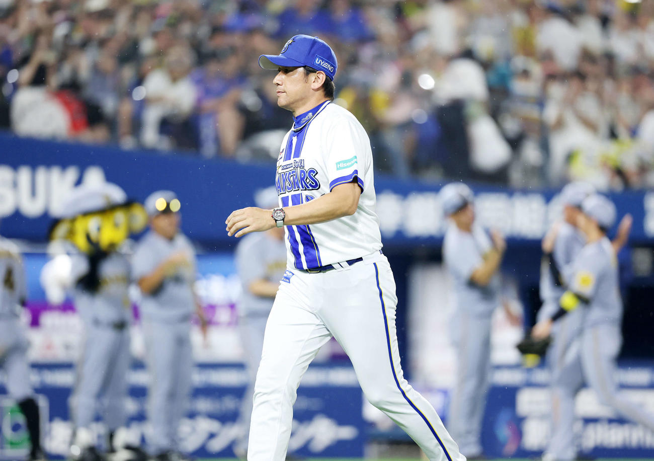 DeNA対阪神　敗戦し引き揚げるDeNA三浦監督（撮影・鈴木正人）