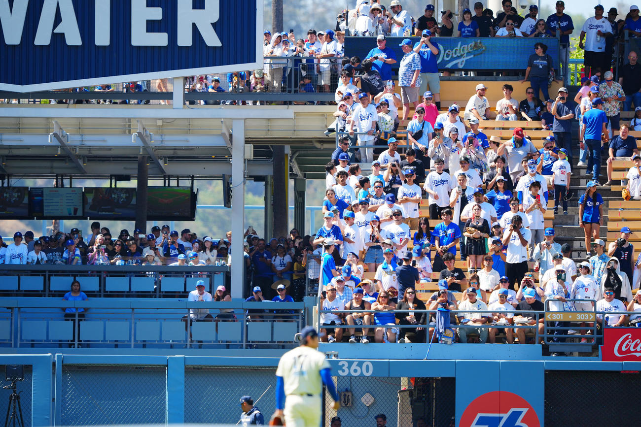 ドジャース対アストロズ　グラウンドに現れたドジャース先発の大谷に注目するファン（撮影・垰建太）