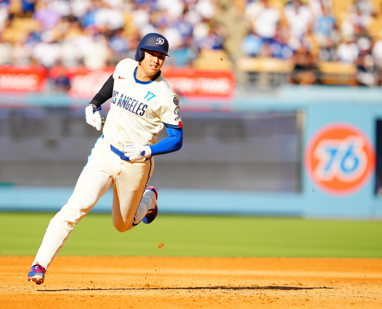ドジャース対アストロズ　4回裏ドジャース2死一塁、後続のベッツの右飛で走り出すも無得点に終わりベンチに戻る大谷（撮影・垰建太）