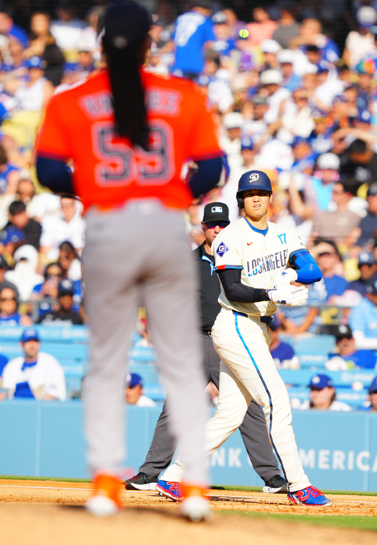 ドジャース対アストロズ　4回裏ドジャース2死、四球で出塁しアストロズ先発のバルデスを見つめる大谷（撮影・垰建太）