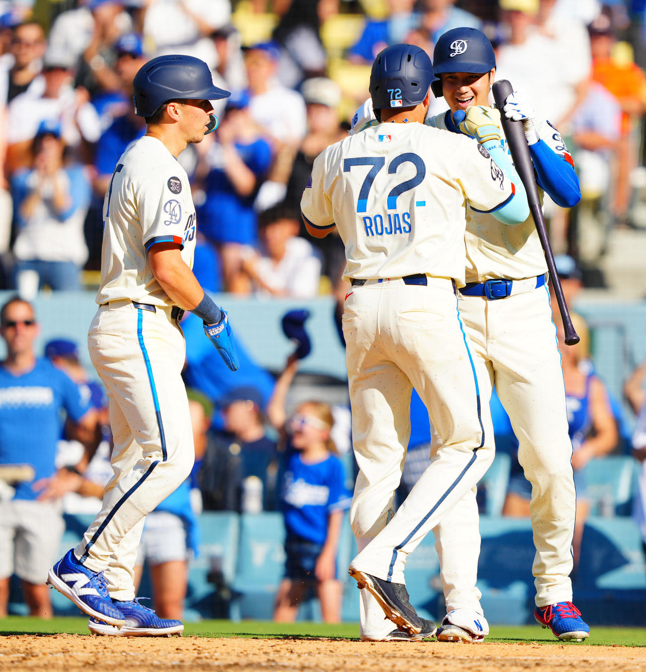 ドジャース対アストロズ　4回裏ドジャース無死、2点本塁打を放ったロハス（中央）を笑顔で迎える大谷（右）（撮影・垰建太）