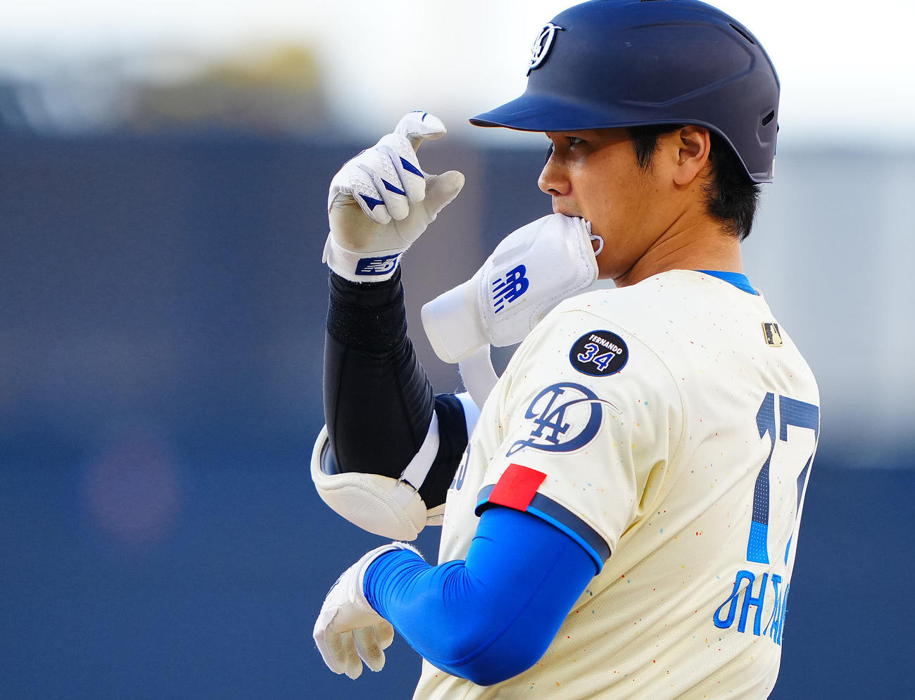 ドジャース対アストロズ　9回裏ドジャース無死、右前打を放ちデコルテポーズを決める大谷（撮影・垰建太）