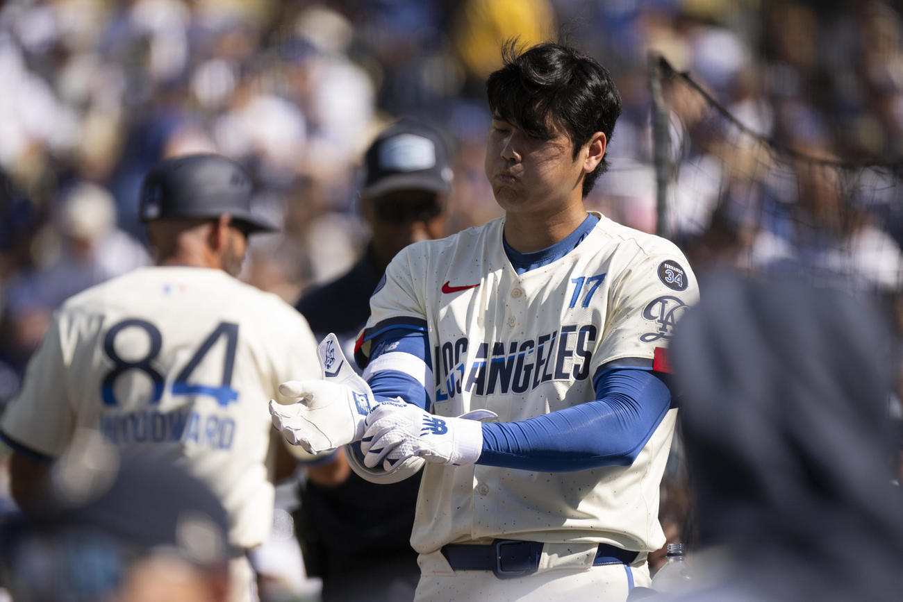 ドジャース大谷翔平はアストロズ戦で、1回表の投球を終えると、打席に向かう前に手袋をはめた（AP)