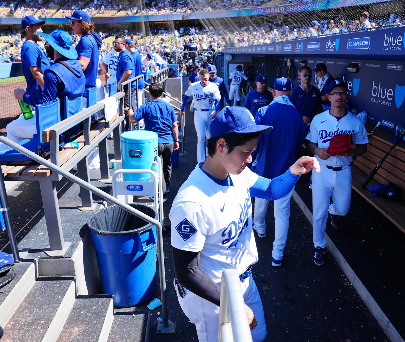 ドジャース対アストロズ　アストロズに3連敗を喫し引き揚げる大谷（中央）らドジャースの選手たち（撮影・垰建太）