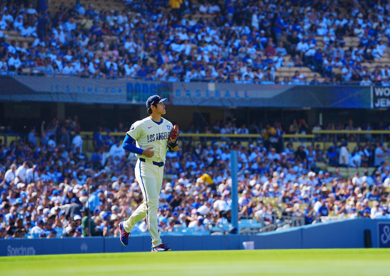 ドジャース対アストロズ　ファンの歓声を受けマウンドに向かうドジャース先発の大谷（撮影・垰建太）