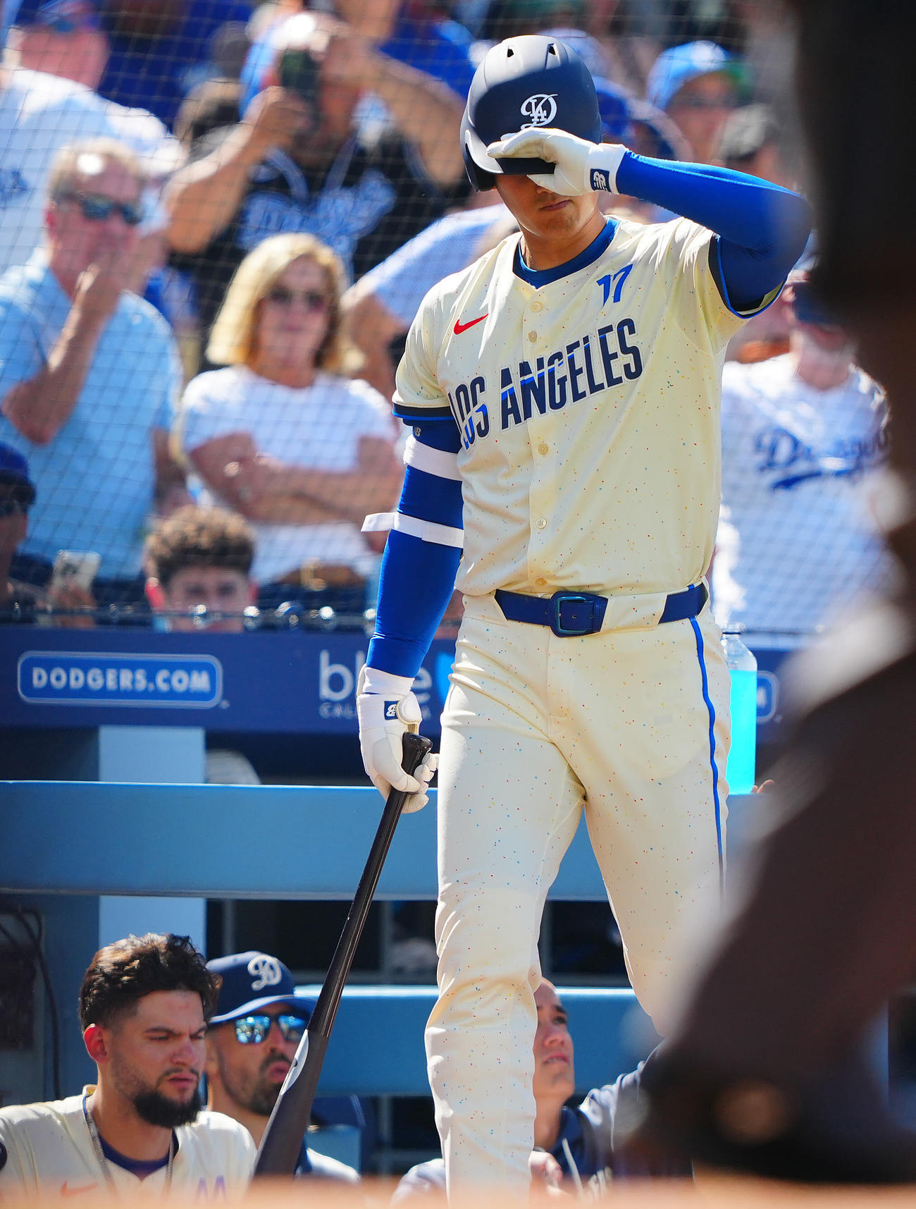 ドジャース対アストロズ　1回表の登板を終えたドジャース先発の大谷はヘルメットへかぶり打席に向かう（撮影・垰建太）