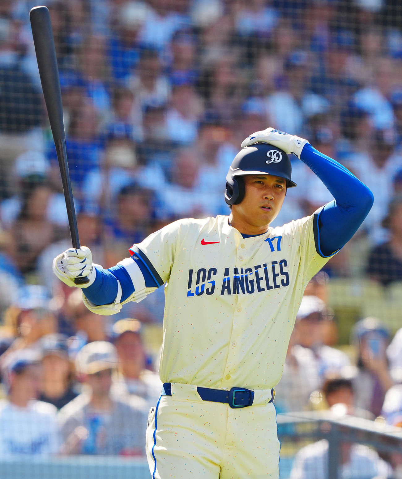ドジャース対アストロズ　1回表の登板を終えたドジャース先発の大谷は打者の防具をつけバットを手に打席に向かう（撮影・垰建太）