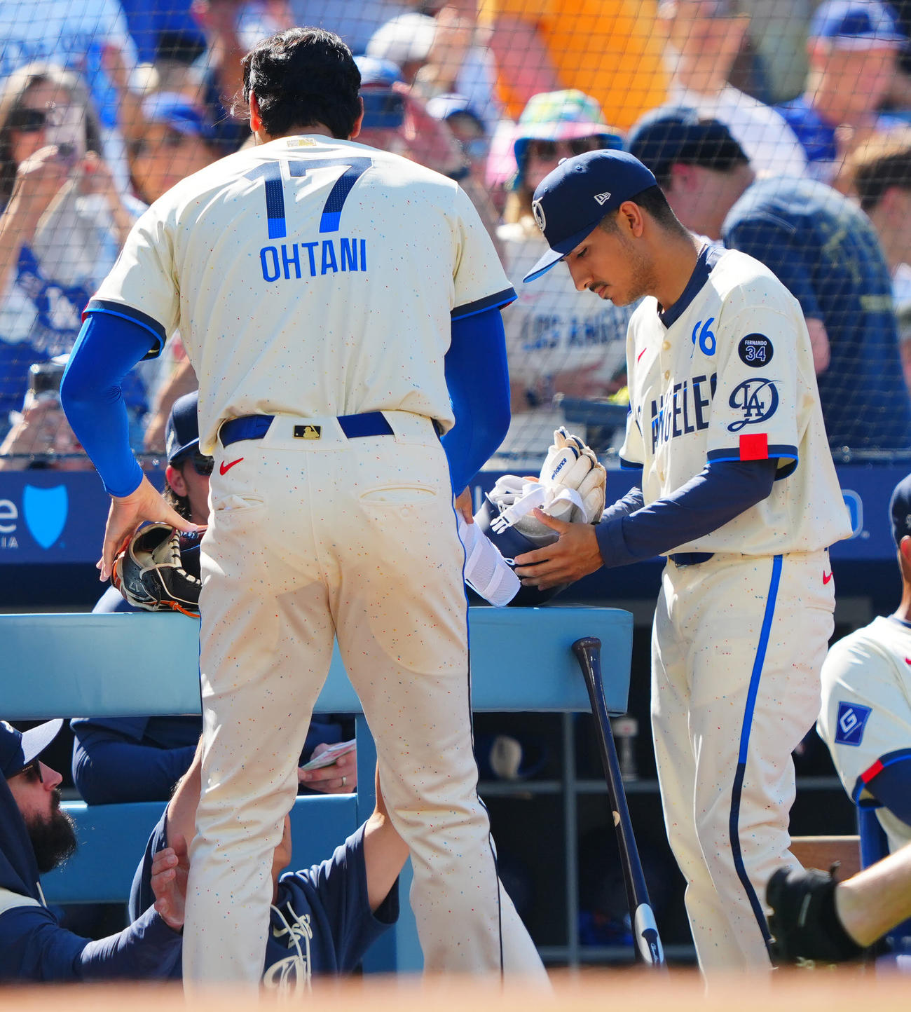 ドジャース対アストロズ　1回表の登板を終えたドジャース先発の大谷はベンチ前ですぐに打席の準備を始める（撮影・垰建太）