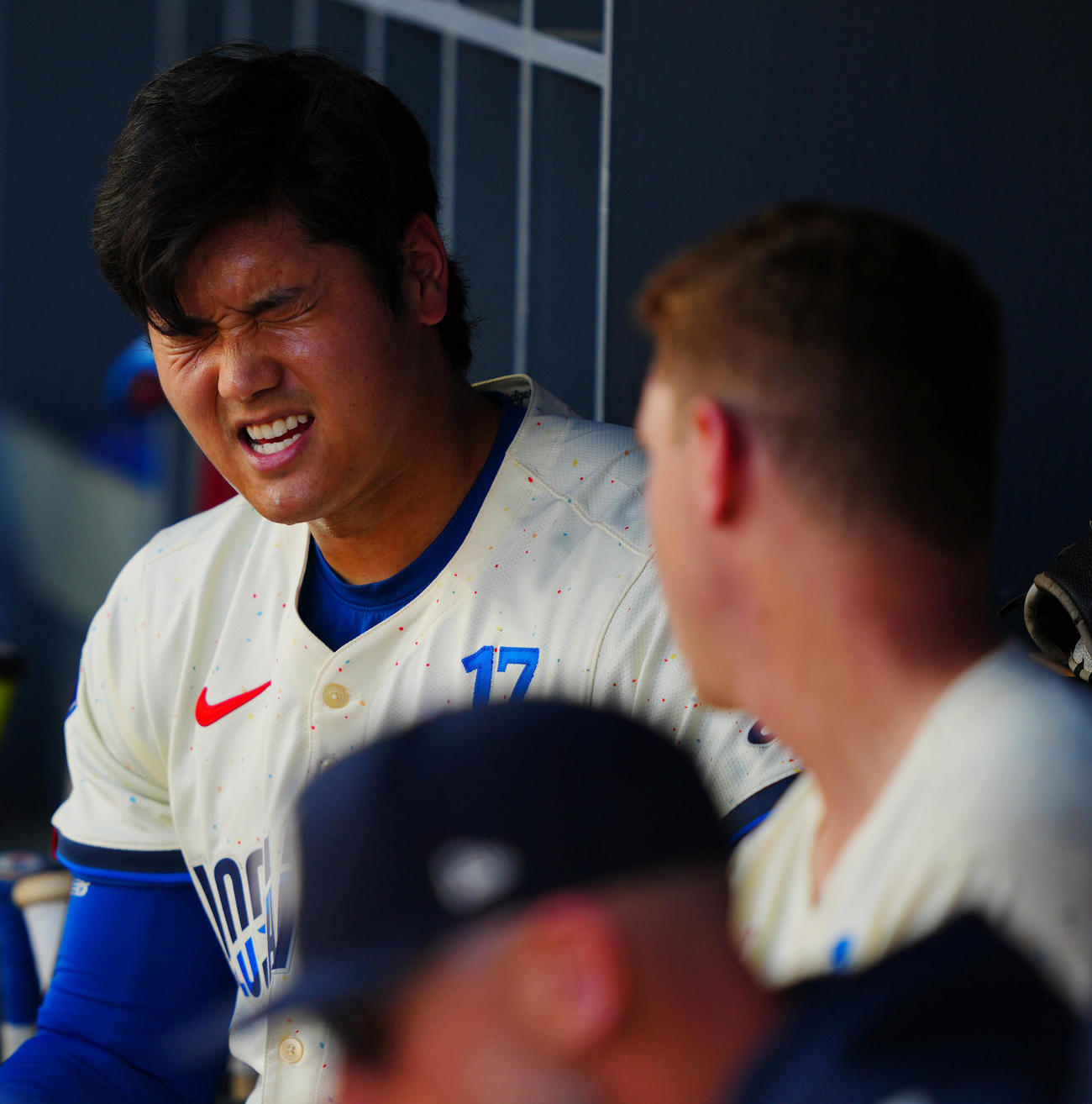 ドジャース対アストロズ　2回表アストロズの攻撃を無失点に抑えたドジャース先発の大谷（左）はベンチでスミスと言葉を交わす（撮影・垰建太）