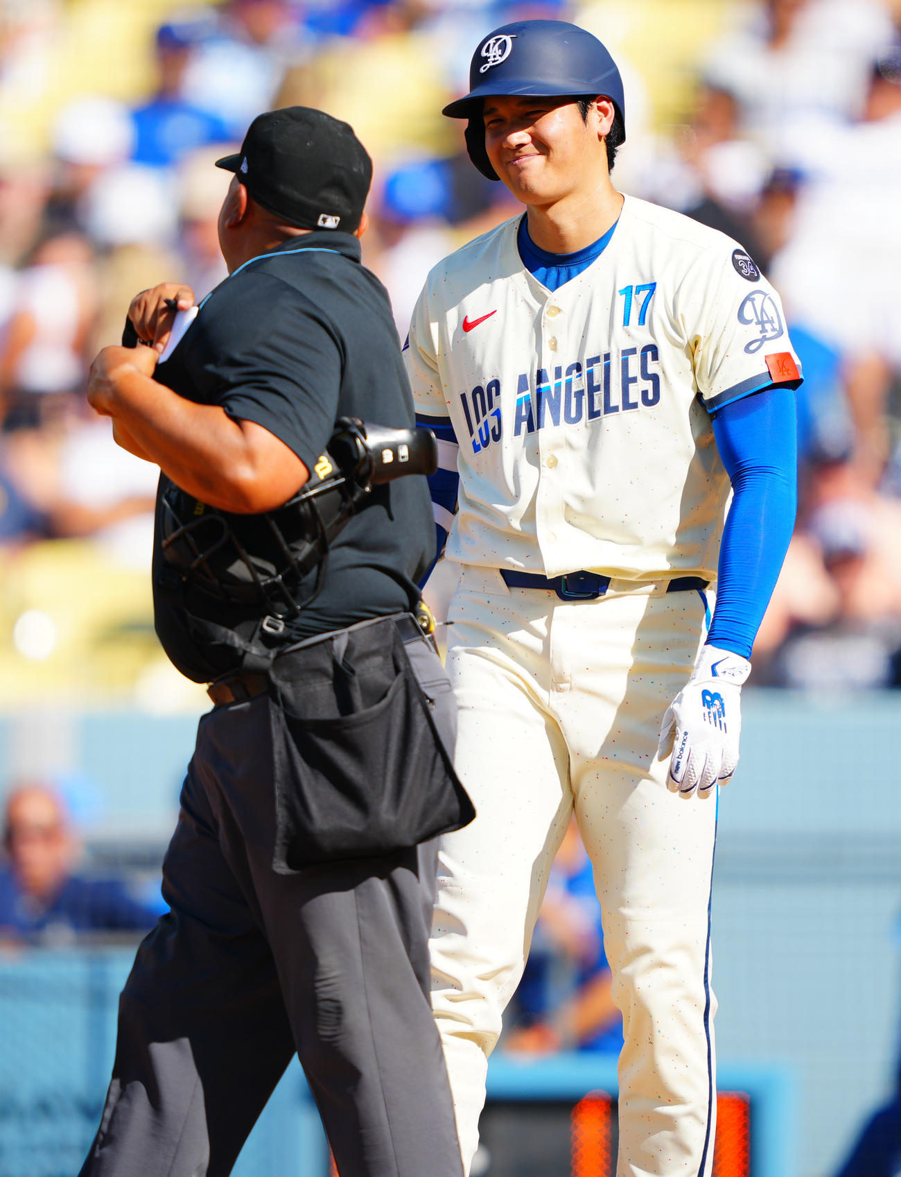 ドジャース対アストロズ　2回裏ドジャース2死一塁、打席に入る前に球審と笑顔で話す大谷（撮影・垰建太）