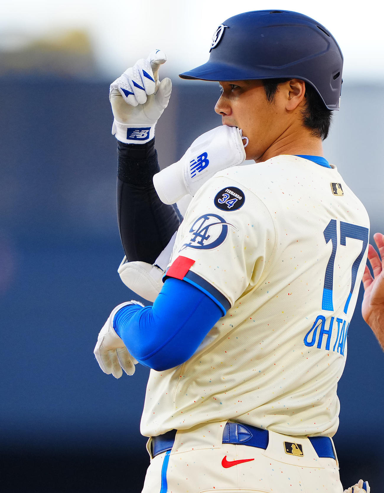 ドジャース対アストロズ　9回裏ドジャース無死、右前打を放ちデコルテポーズを決める大谷（撮影・垰建太）