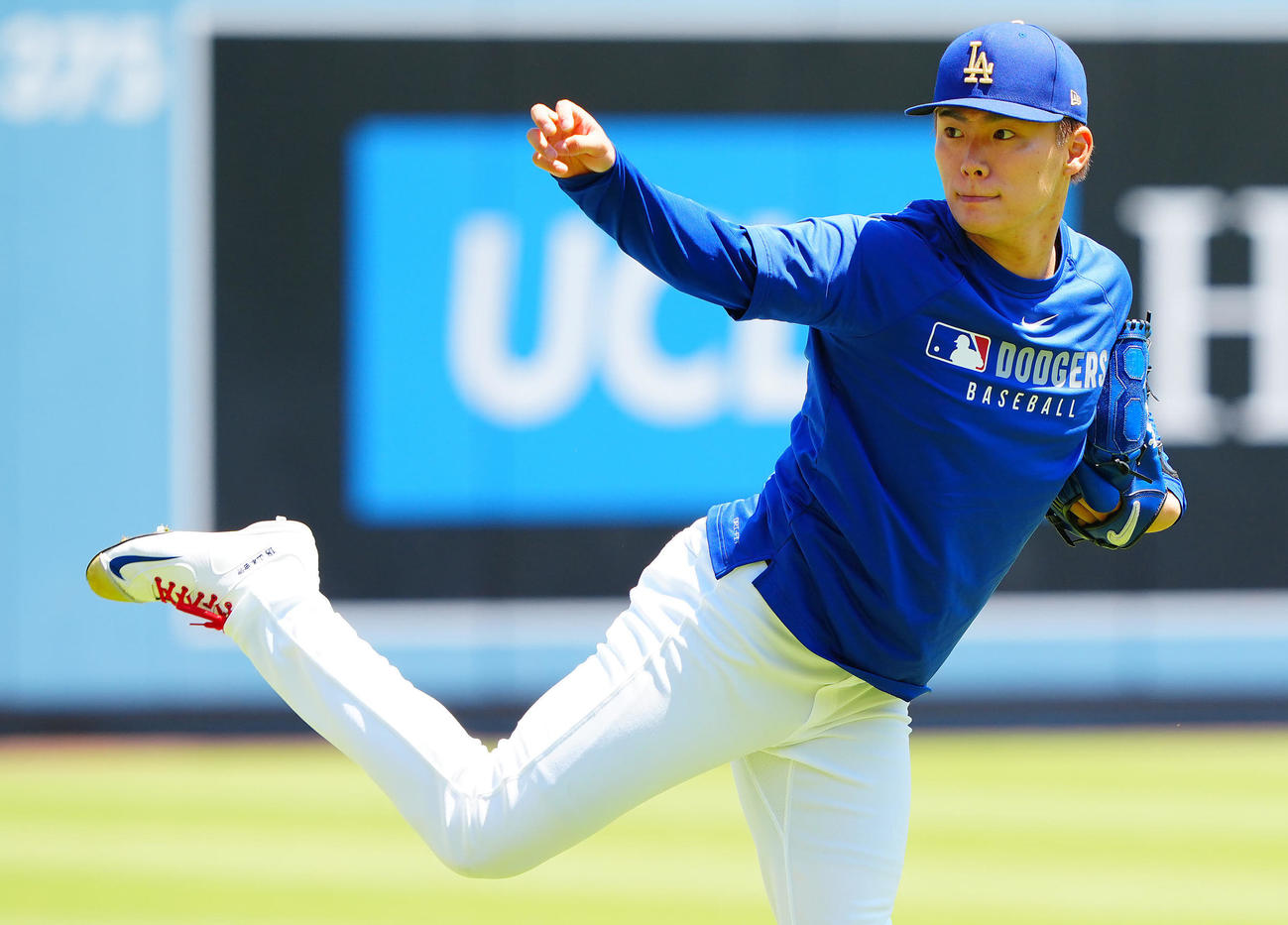 ドジャース対アストロズ　投球練習に臨むドジャース山本（撮影・垰建太）