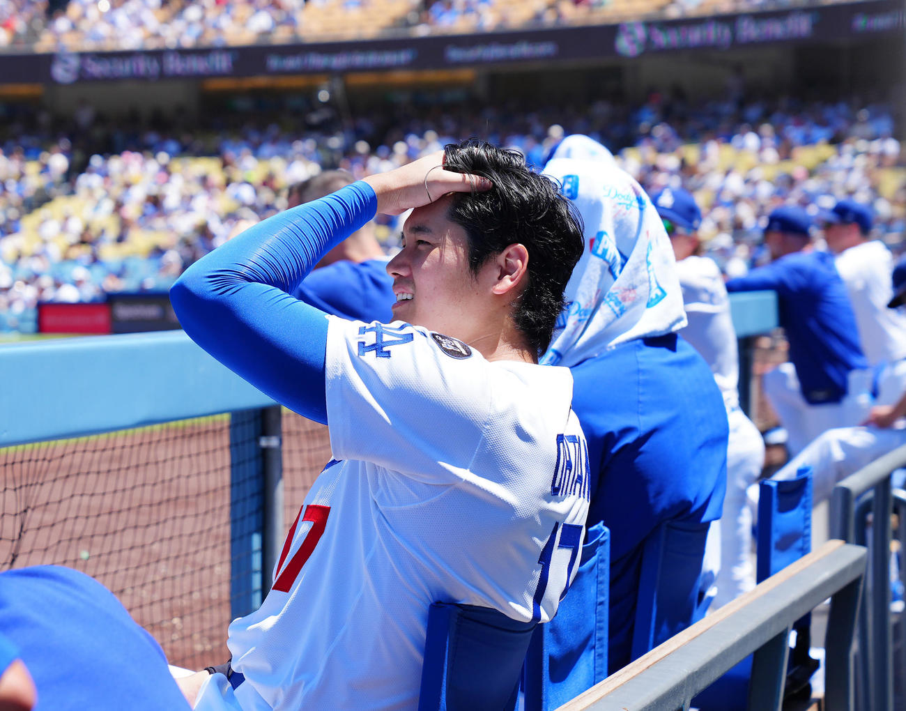 ドジャース対アストロズ　ベンチで髪をかき上げるドジャース大谷（撮影・垰建太）