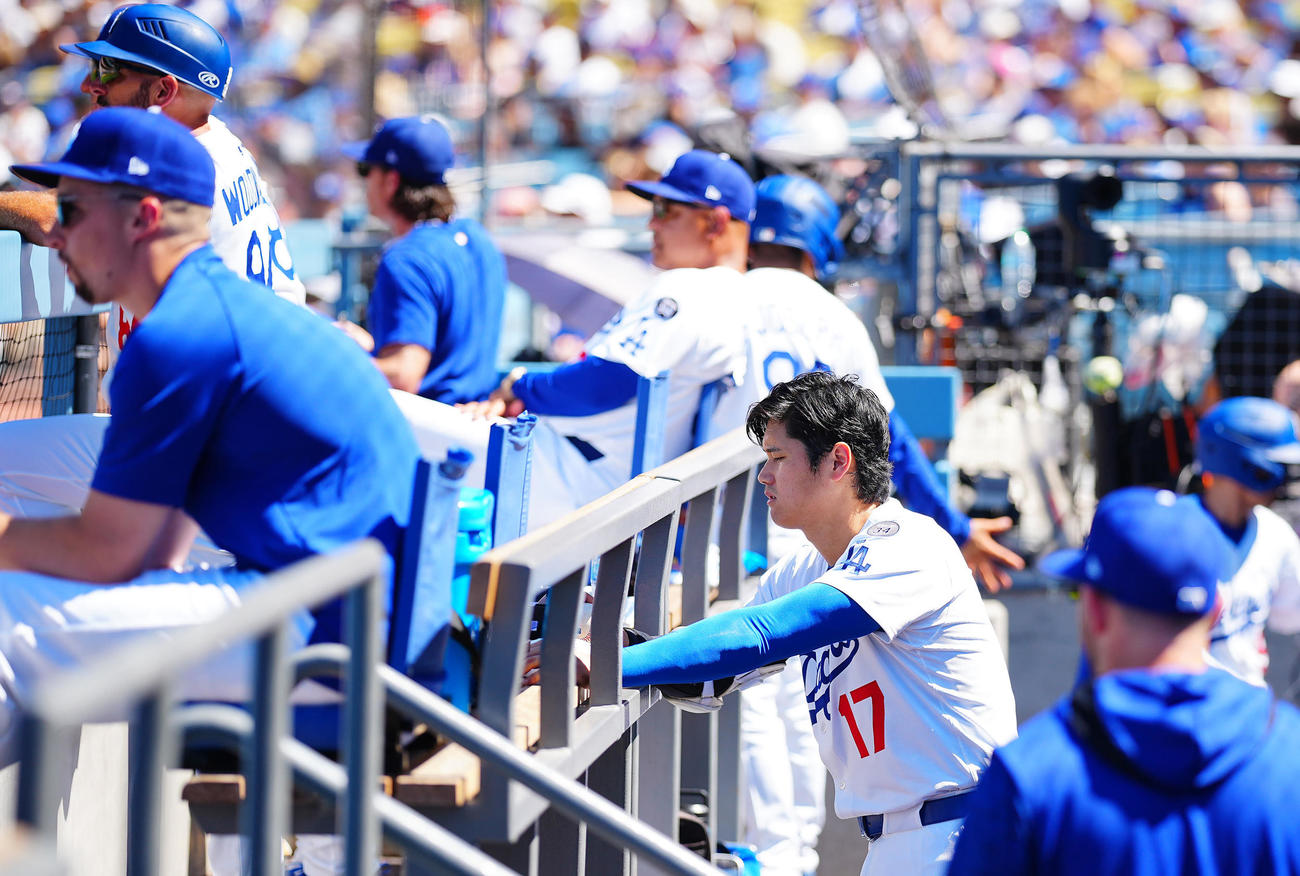 ドジャース対アストロズ　ベンチでさえない表情のドジャース大谷（中央）ら（撮影・垰建太）