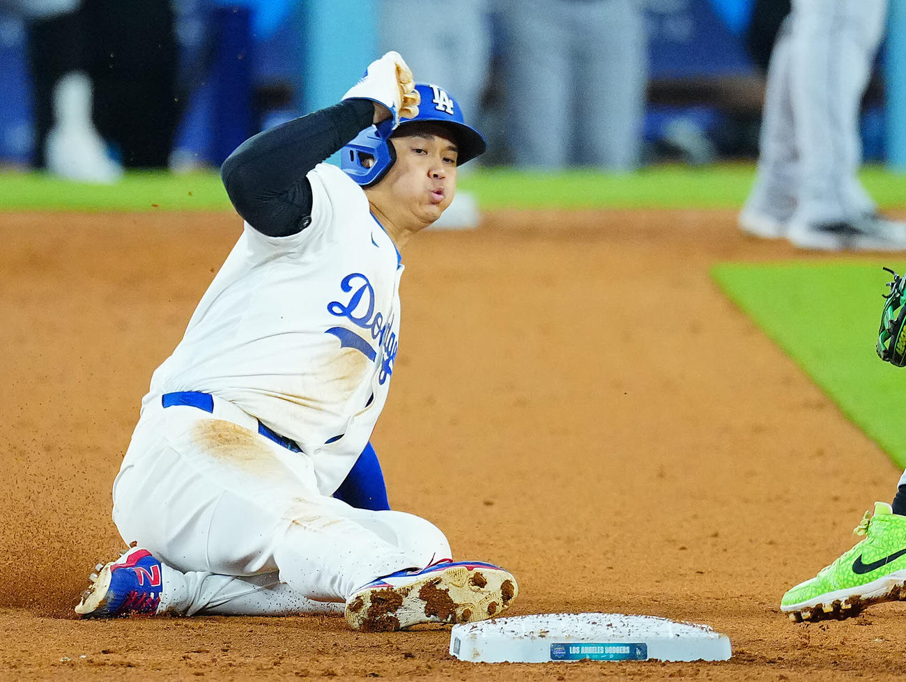 ドジャース対ホワイトソックス　9回裏ドジャース2死一塁、二盗を決める大谷（2025年7月2日撮影）