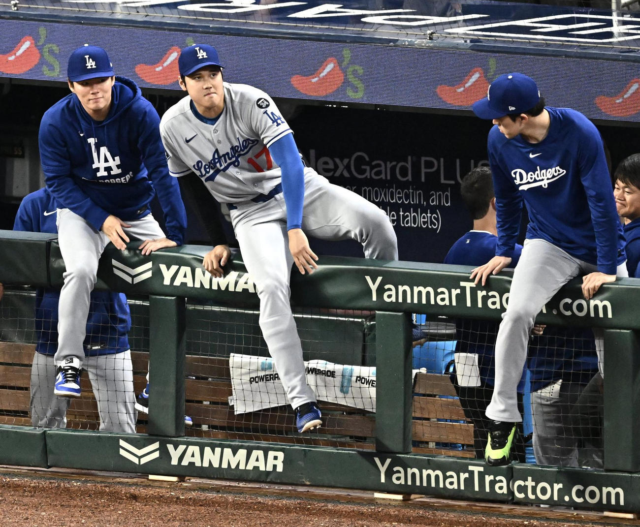 2025年5月　試合に勝利しフェンスを乗り越える、左からドジャースの山本由伸、大谷翔平、佐々木朗希