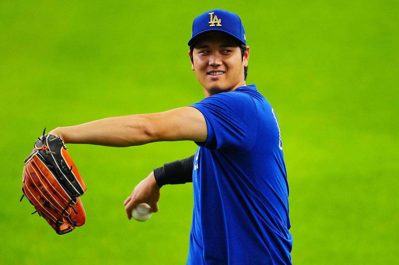 ブルワーズ対ドジャース　試合前、笑顔を見せながら調整するドジャース大谷（撮影・垰建太）