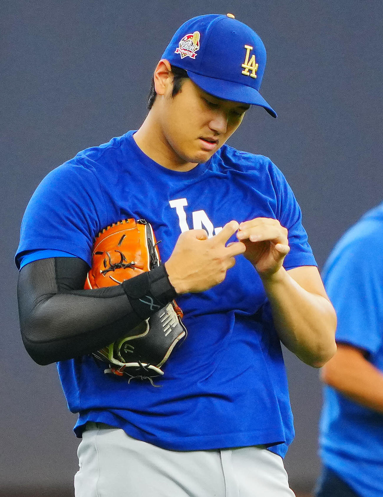 ブルワーズ対ドジャース　投球練習中、右手の指を気にするドジャース大谷（撮影・垰建太）