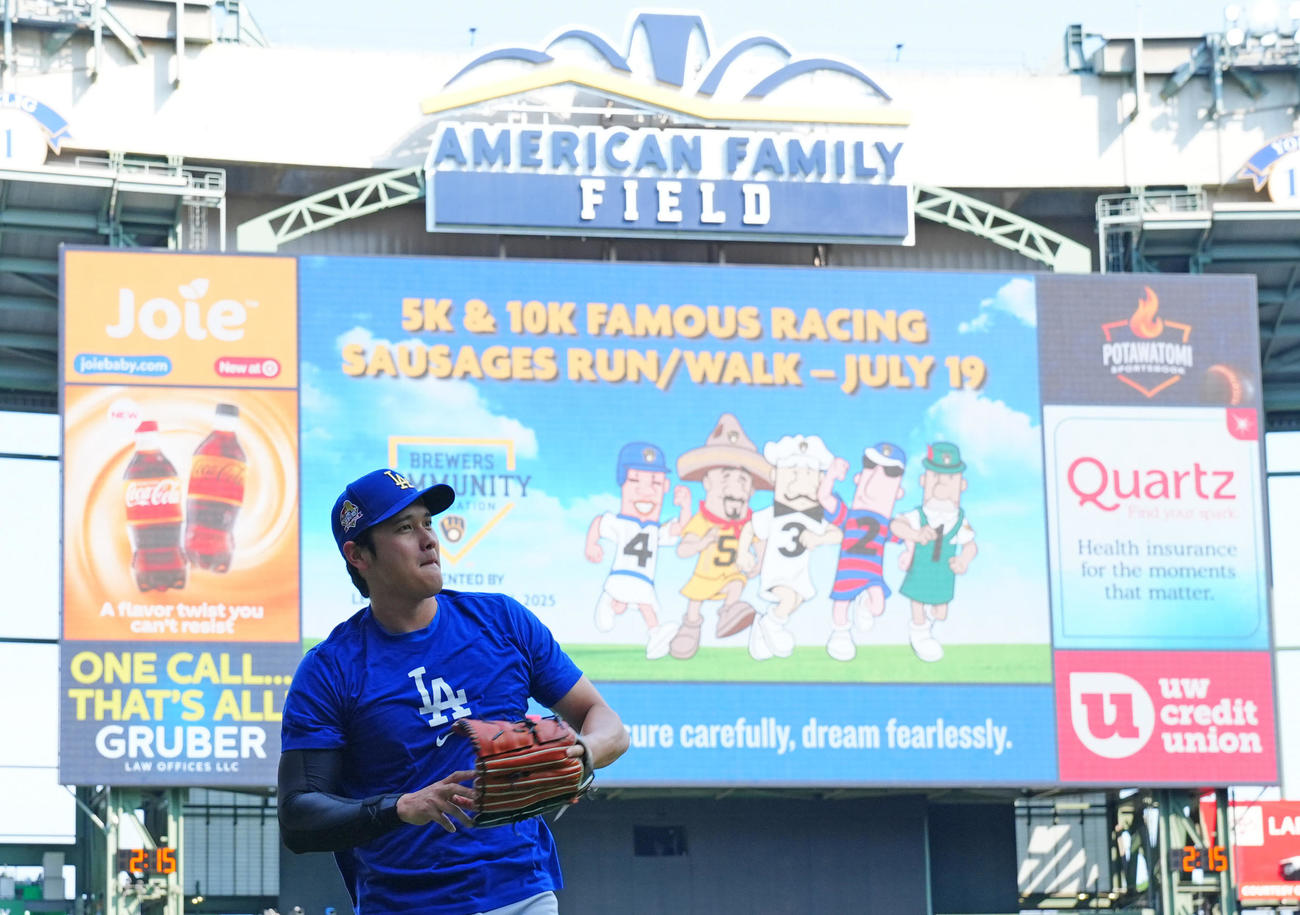 ブルワーズ対ドジャース　笑顔を見せながら試合前調整するドジャース大谷（撮影・垰建太）