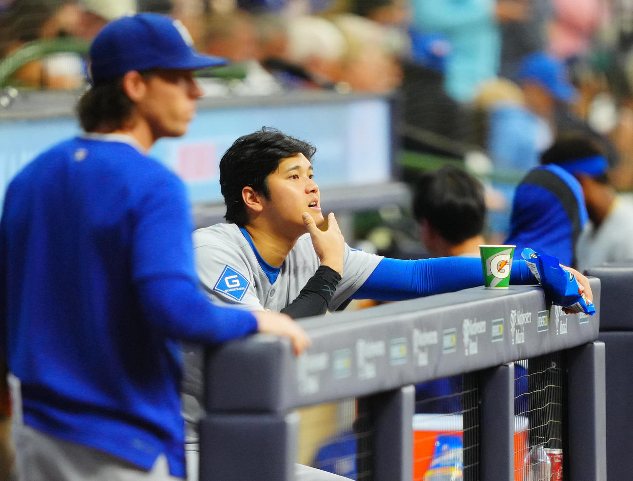 ブルワーズ対ドジャース　6回表見逃し三振に倒れたドジャース大谷はベンチで悔しげな表情を見せる（撮影・垰建太）