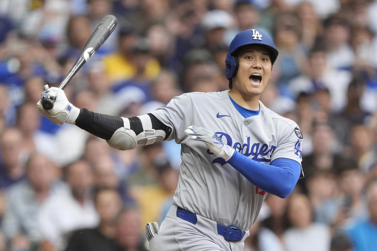 ドジャース大谷翔平はブルワーズの剛腕ミジオロウスキーからファウルを打った後、悔しそうな表情を見せた（AP)