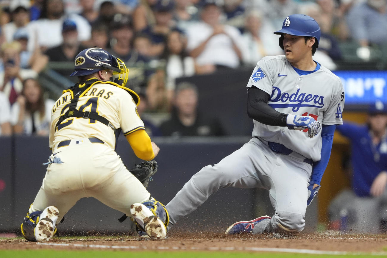 ドジャース大谷翔平はブルワーズ戦6回、内野ゴロで本塁突入したがタッチアウト（AP)