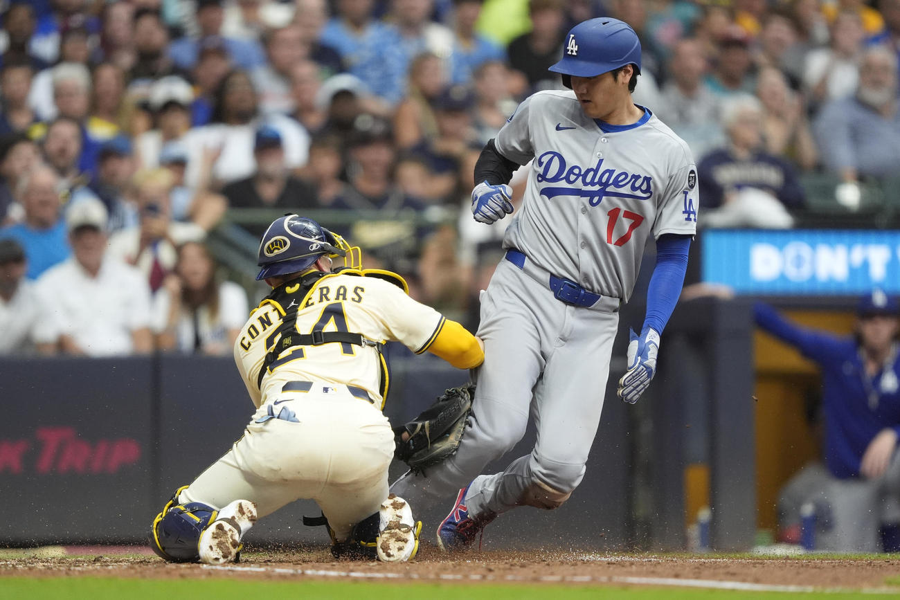ドジャース大谷翔平はブルワーズ戦6回、内野ゴロで本塁突入したがタッチアウト（AP)