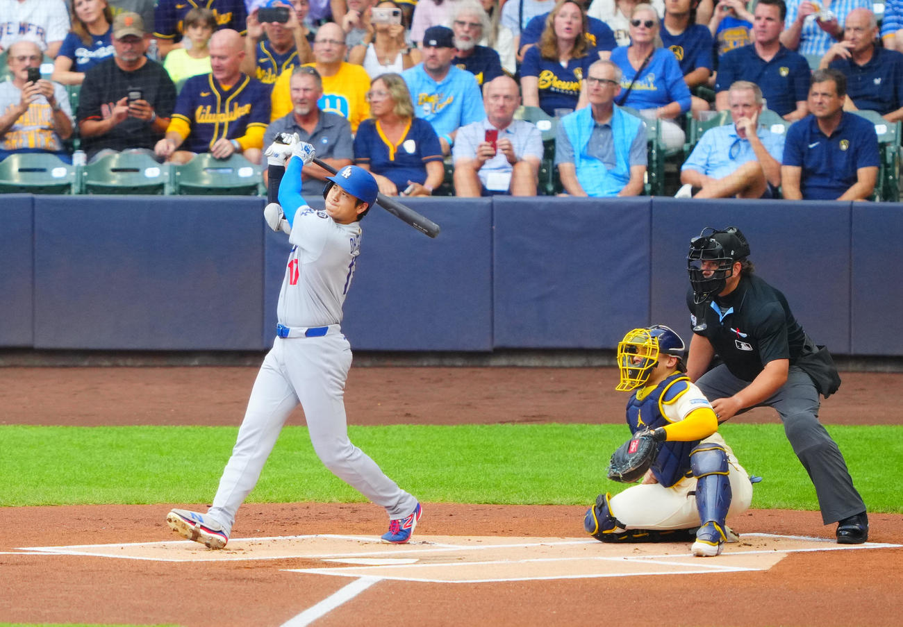 ブルワーズ対ドジャース　1回表ドジャース無死、先制のソロ本塁打を放つ大谷（撮影・垰建太）