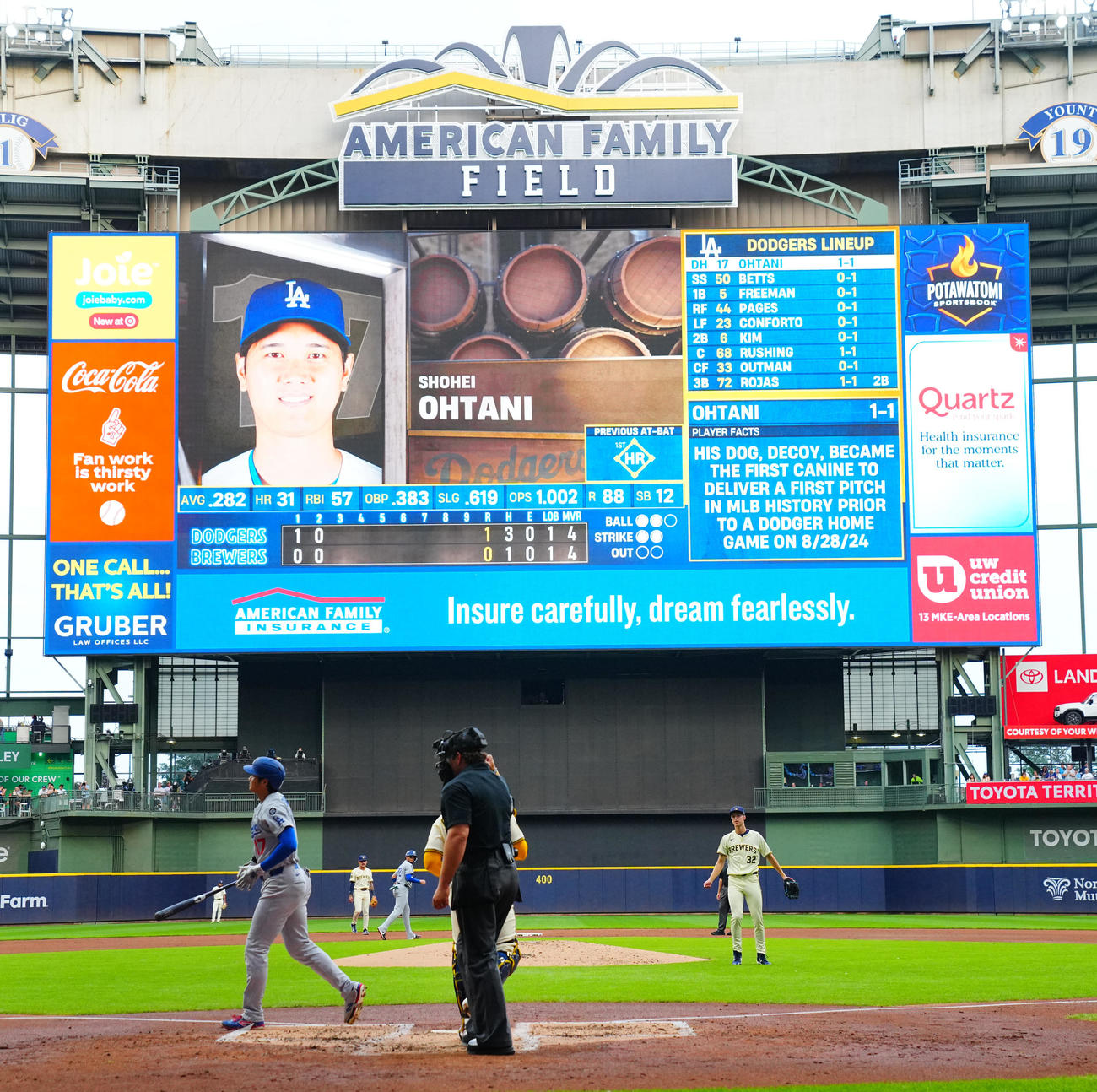 ブルワーズ対ドジャース　3回裏ドジャース無死二塁、大谷（手前）を空振り三振に仕留めるミジオロウスキー（撮影・垰建太）