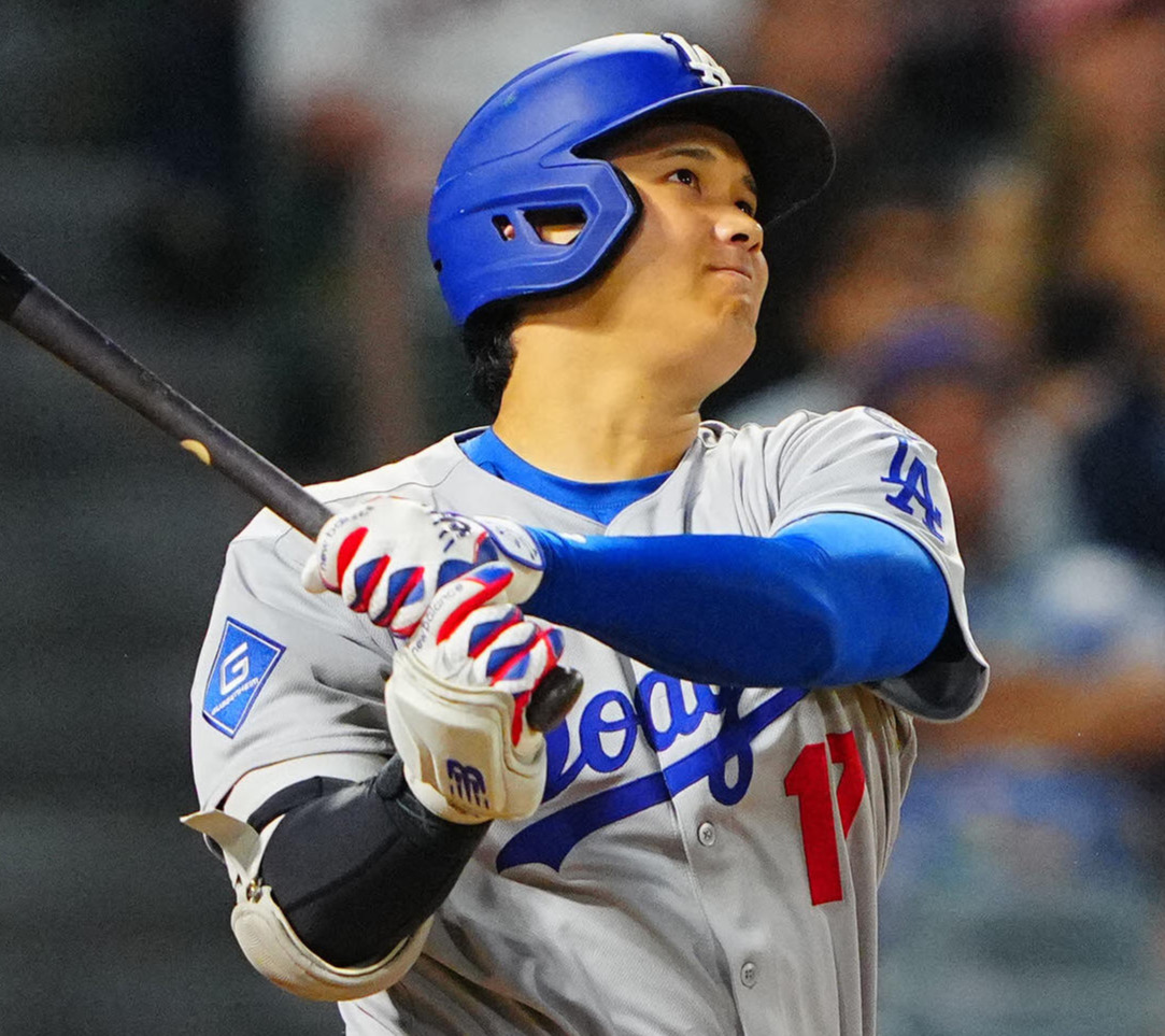 エンゼルス対ドジャース　8回表ドジャース1死、ソロ本塁打を放つ大谷（撮影・垰建太）