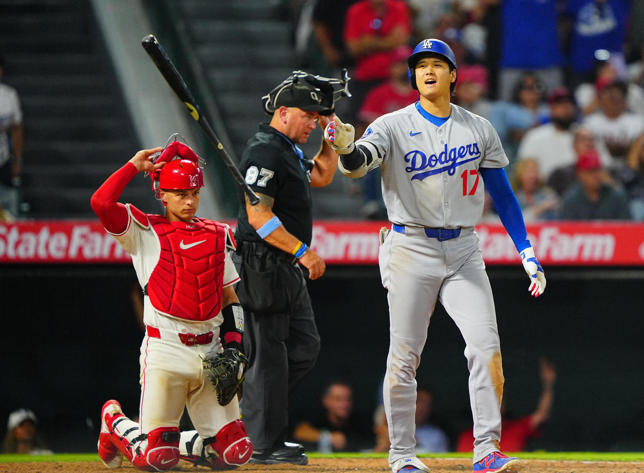 エンゼルス対ドジャース　9回表ドジャース無死、ソロ本塁打を放ちバットを投げる大谷（撮影・垰建太）