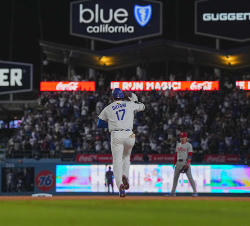 ドジャース対フィリーズ　8回裏ドジャース無死、51号ソロ本塁打を放ち、ダイヤモンドを回る大谷（撮影・菅敏）