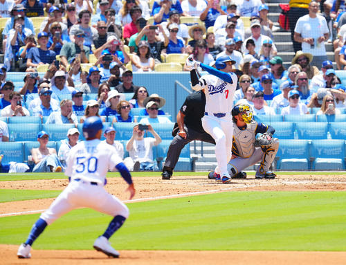 ドジャース対ブルワーズ　3回裏ドジャース2死一塁、2点本塁打を放つ大谷。手前は一走ベッツ（撮影・垰建太）