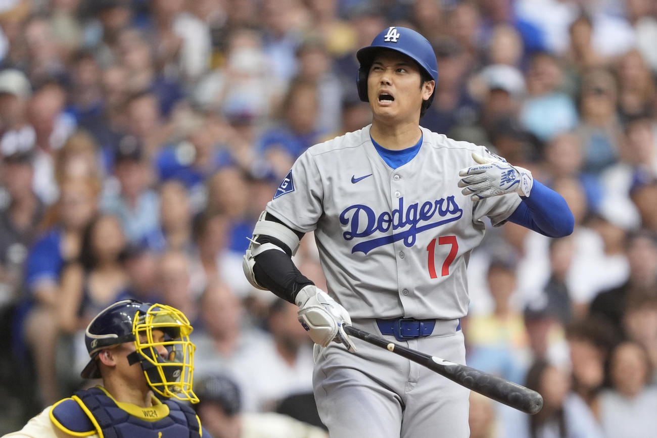 ドジャース大谷翔平はブルワーズの剛腕ミジオロウスキーからファウルを打った後、悔しそうな表情を見せた（AP)