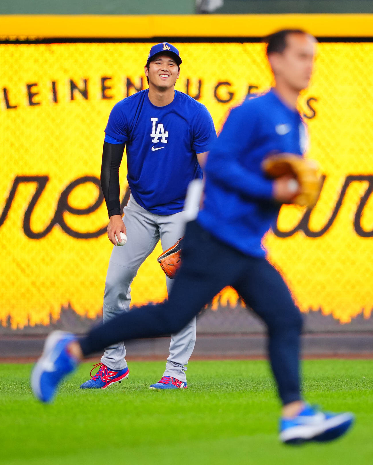 ブルワーズ対ドジャース　試合前、投球練習中に飛んできた打球の捕球したアイアトン氏を笑顔で見つめるドジャース大谷（撮影・垰建太）