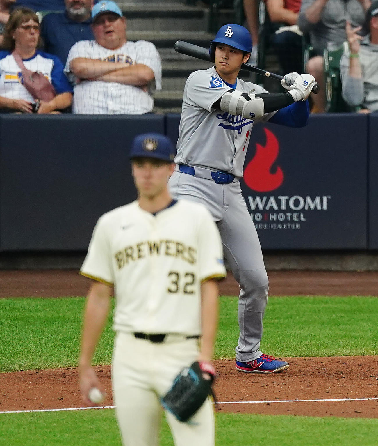 ブルワーズ対ドジャース　6回表ドジャース無死、打席に向かう大谷。手前はブルワーズ先発のミジオロウスキー（撮影・垰建太）
