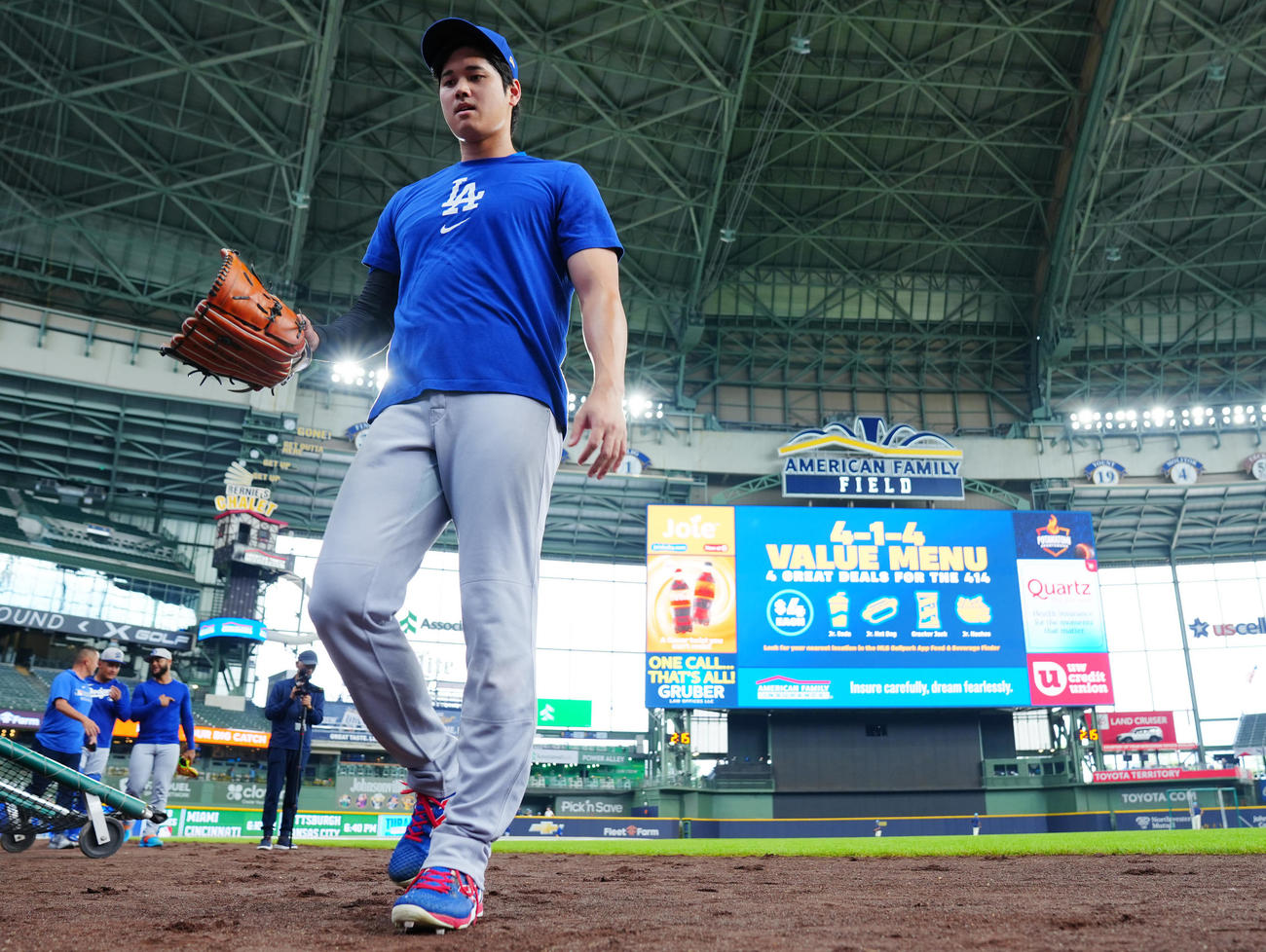 ブルワーズ対ドジャース　試合前、投球練習を終え引き揚げるドジャース大谷（撮影・垰建太）