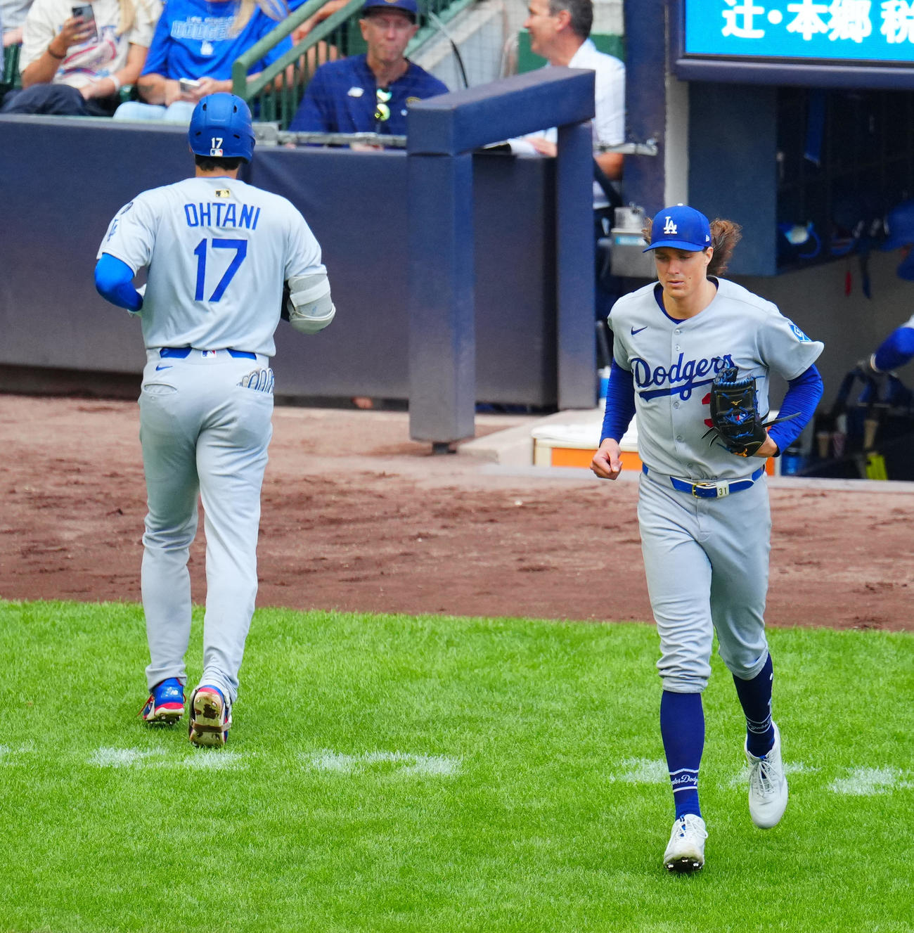 ブルワーズ対ドジャース　3回表ドジャース2死、中飛に倒れた大谷（左）とすれ違いマウンドに向かう先発のグラスノー（撮影・垰建太）