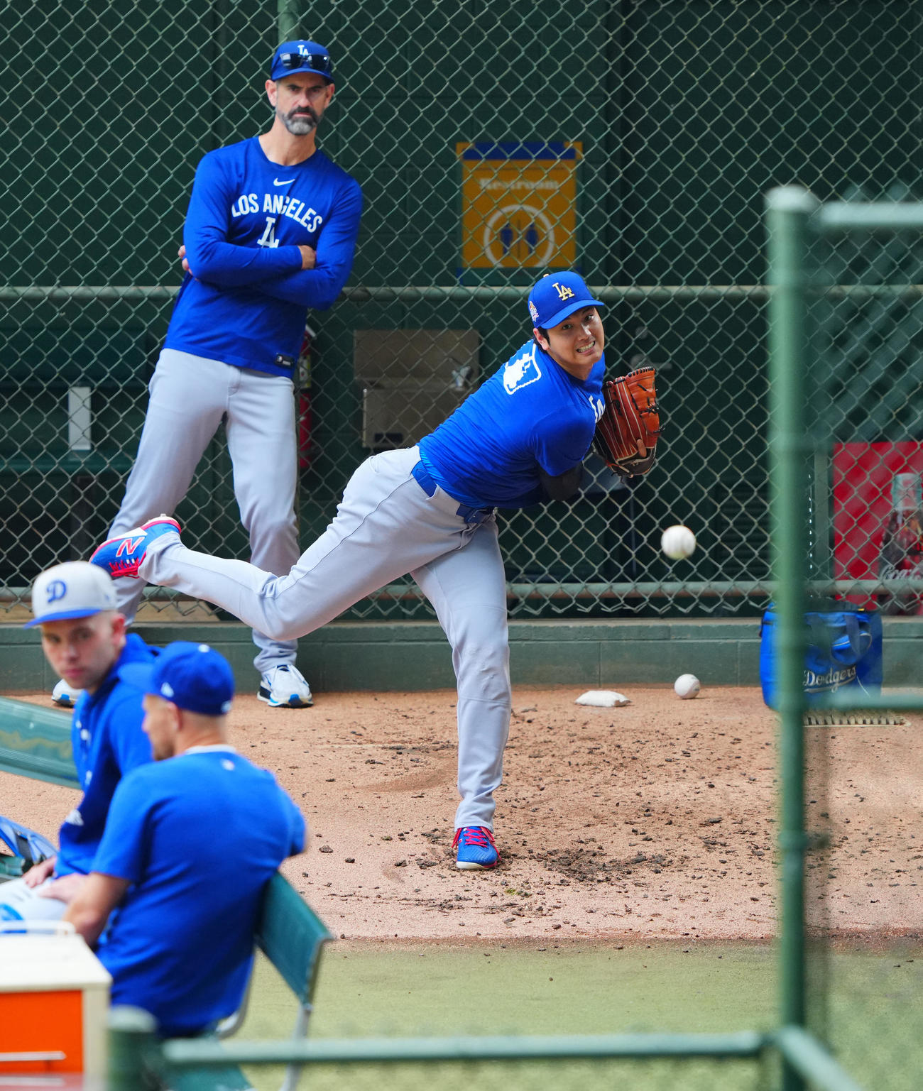 ブルワーズ対ドジャース　ブルペンで投球練習するドジャース大谷（撮影・垰建太）