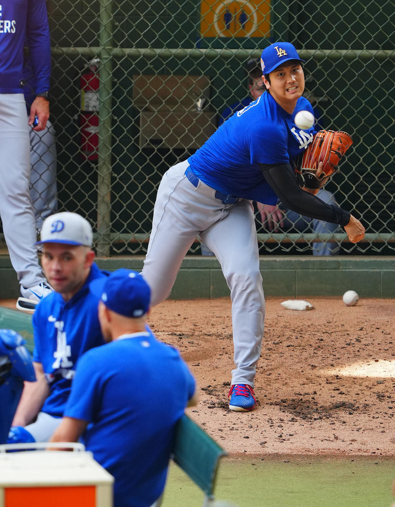 ブルワーズ対ドジャース　ブルペンで投球練習するドジャース大谷（撮影・垰建太）