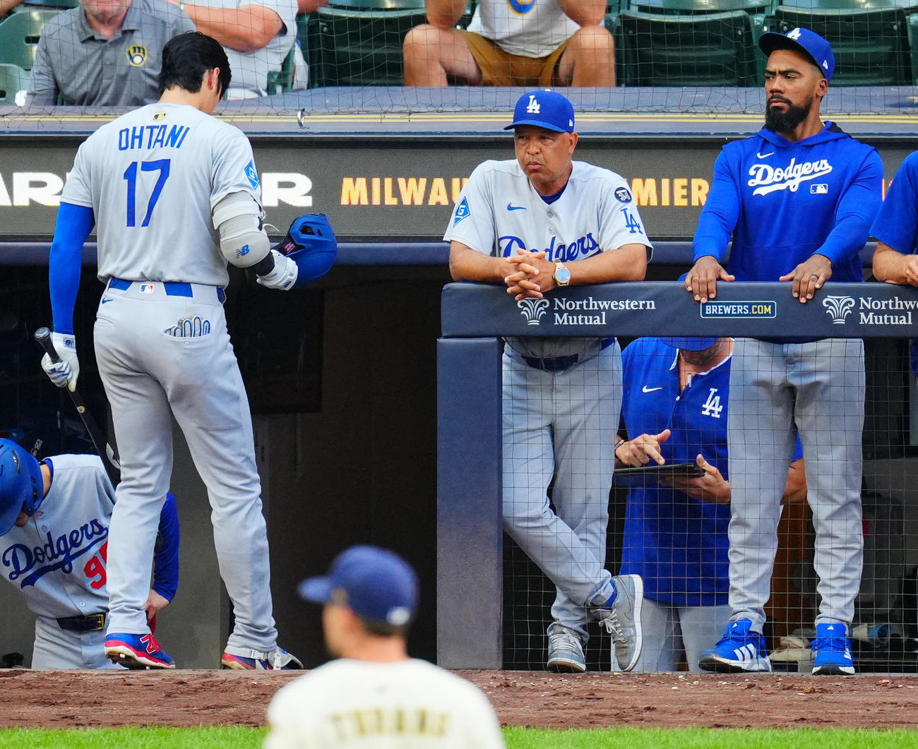 ブルワーズ対ドジャース　9回表ドジャース無死一塁、空振り三振に倒れた大谷（左）を横目に厳しい表情のロバーツ監督（中央）（撮影・垰建太）