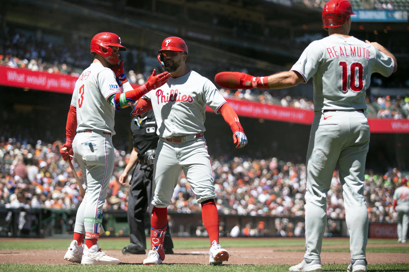 フィリーズのカイル・シュワバー外野手（中央）はジャイアンツ戦で29号3ランを放ちチームメートに迎えられる（ロイター）