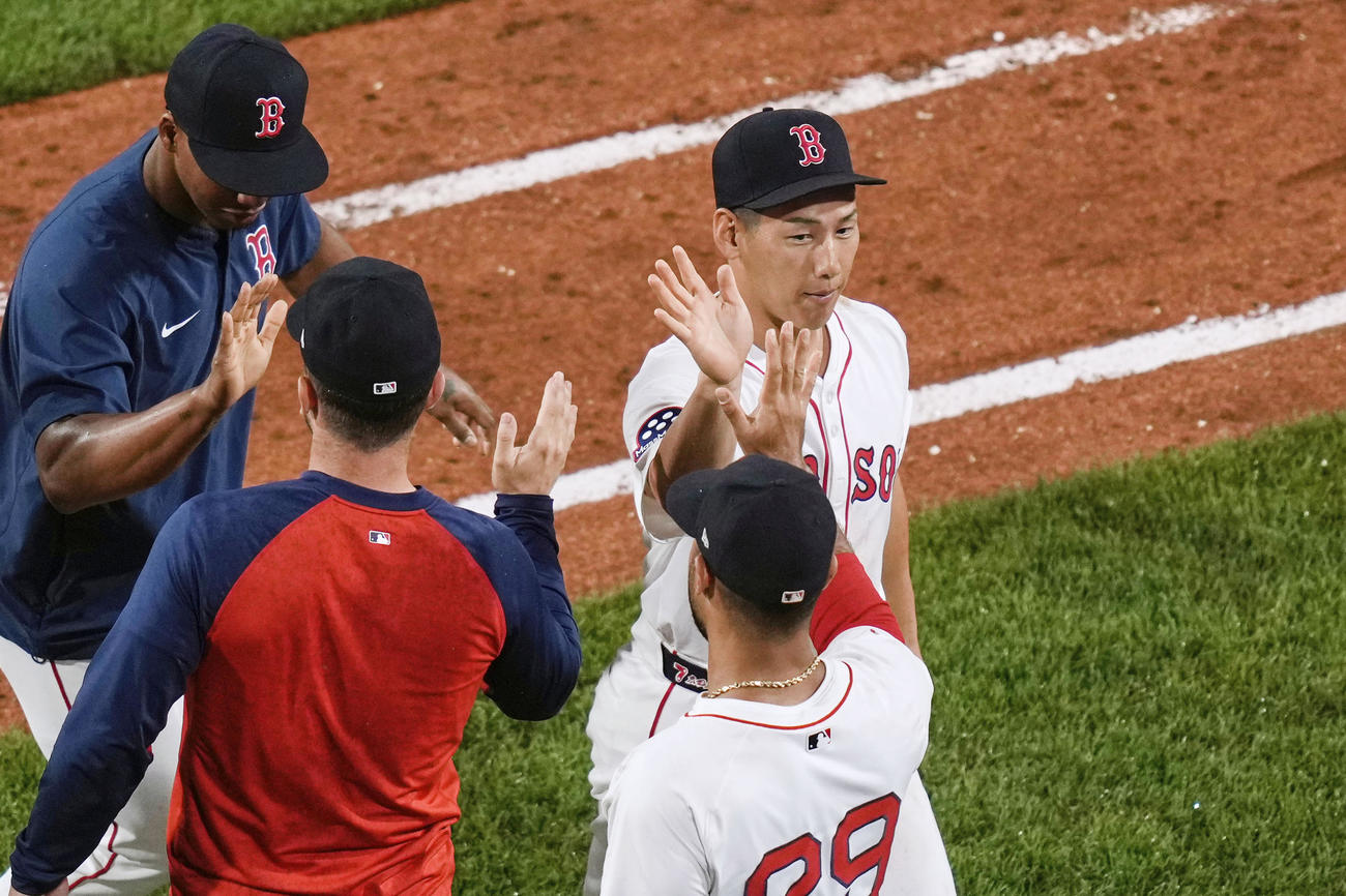 ロッキーズに勝利しチームメートと喜ぶレッドソックス・吉田（AP＝共同）